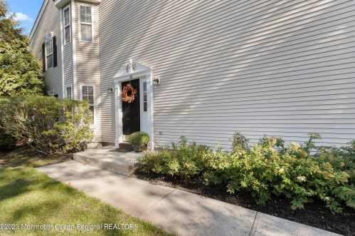 88 Wood Duck Ct, East Freehold NJ 07728-9521 exterior