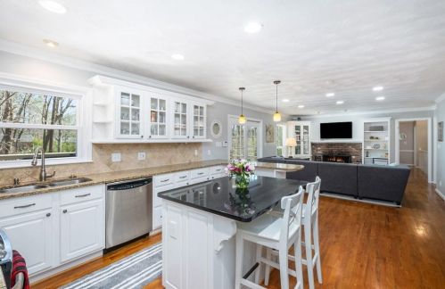 225 Abington Dr, Atlanta GA 30328-1203 exterior