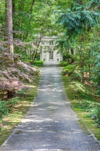 1820 Garraux Rd, Atlanta, GA 30327-2504