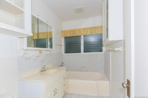 316 Elelupe Rd, Honolulu HI 96821-2211 exterior