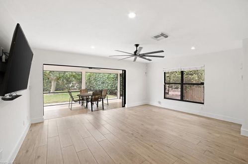 1160 Michigan Ave, Naples FL 34103-3873 exterior