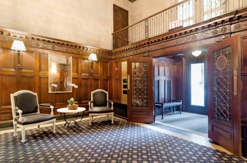 232 Walton Pl, Chicago, IL 60611-1671