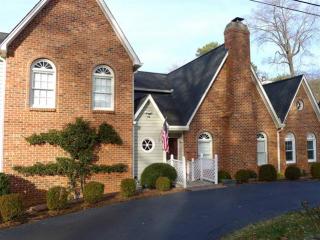 915 Center St, Hickory, NC 28602-3613