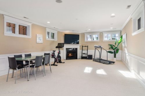 1908 Barry Ave, Chicago IL 60657-2022 exterior