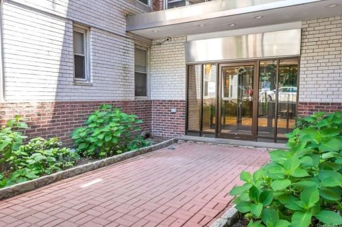 4320 Van Cortlandt Park, Bronx NY  10470-1952 exterior