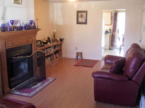 9 Village St, Concord, NH 03301-1948