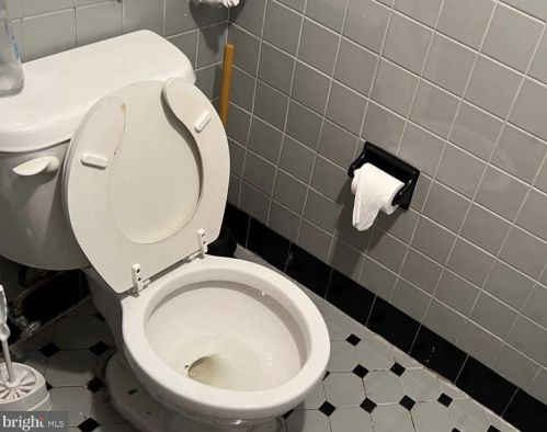 823 Longshore Ave, Philadelphia PA  19111-4422 exterior