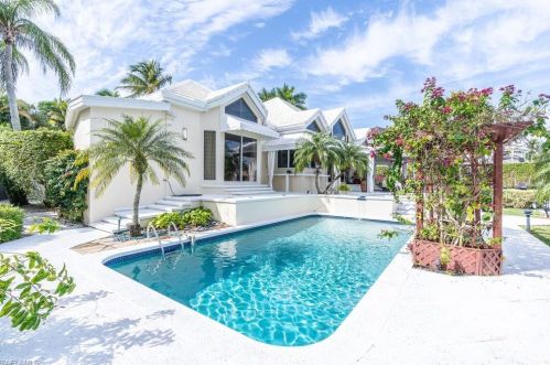 925 Spyglass Ln, Naples FL 34102-7735 exterior