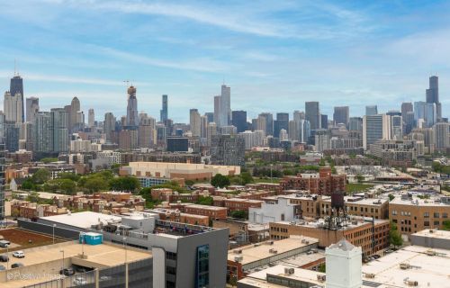 860 Blackhawk St, Chicago IL  60642-2510 exterior