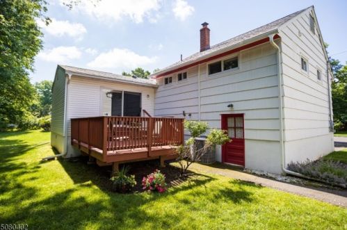 92 Cedar St, Livingston, NJ 07039-4015