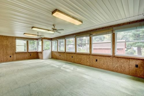 26 Iroquois Rd, Enfield CT 06082-6122 exterior