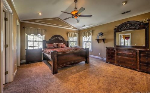 31 Lookout Hl Rd, Milford CT 06461-1878 exterior