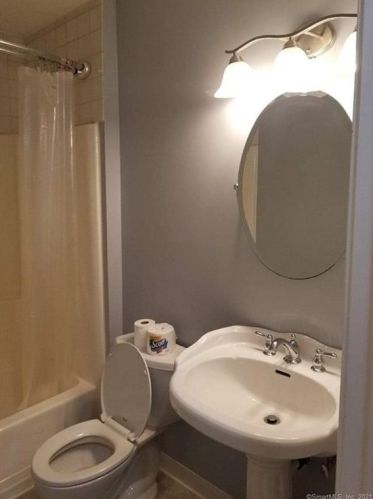 35 Tra Mart Dr, Uncasville CT 06382-1116 exterior