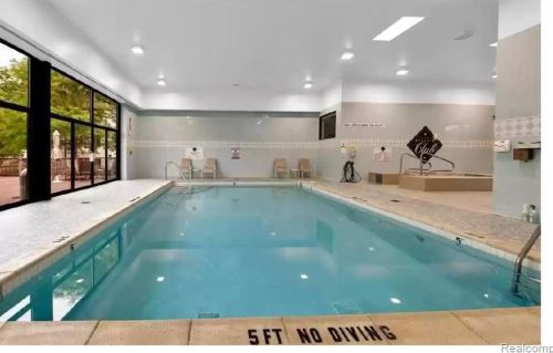 43050 12 Oaks Crescent Dr, Novi MI  48377-3433 exterior