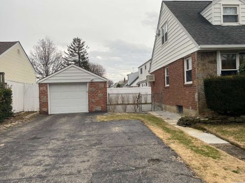 247 East Ave, Valley Stream NY  11580-3233 exterior