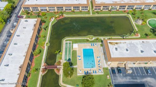 2135 Courtenay Pkwy, Merritt Island FL 32953-4261 exterior