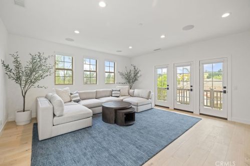 10464 Caribou Way, Tustin CA  92782-1470 exterior