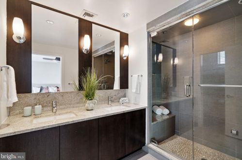 1433 Bainbridge St, Philadelphia PA 19146-2121 exterior