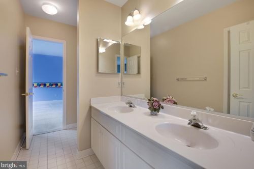 10720 Cloverbrooke Dr, Rockville MD 20854-6372 exterior