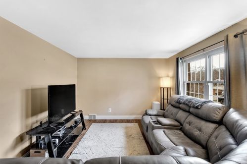 4722 Havana Dr, Pittsburgh, PA 15239-2418