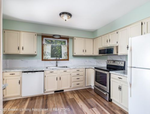 1225 Sandhill Dr, Dewitt MI 48820-9551 exterior