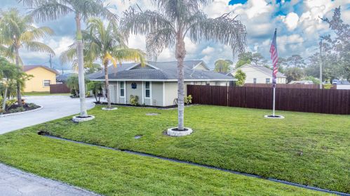 2471 Shell Ave, Fort Pierce FL  34952-6857 exterior