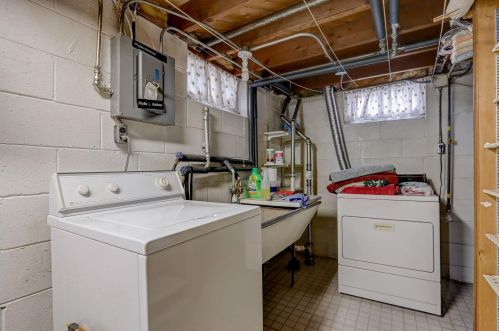 7501 Honey Crk Dr, Milwaukee WI 53221-4062 exterior