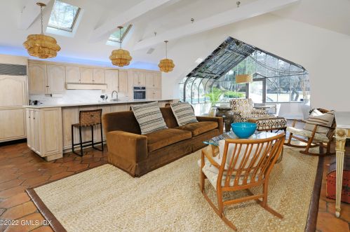 33 Mdw Wood Dr, Greenwich CT 06830-7023 exterior