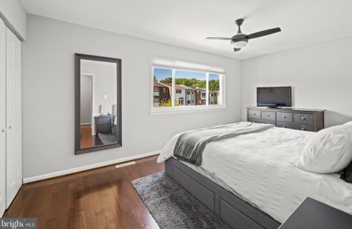 1956 Vly Ter, Washington DC 20032-4626 exterior