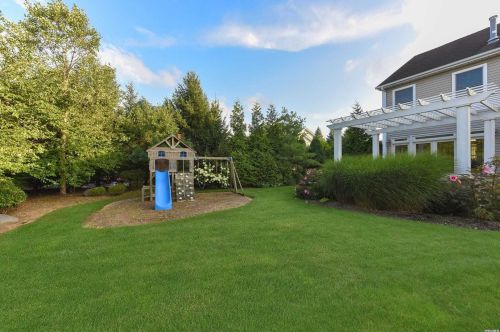 109 Elmwood Dr, Huntington Station NY 11746-5658 exterior