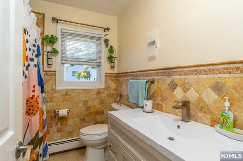 390 Jersey Ave, Fairview NJ 07022-1200 exterior