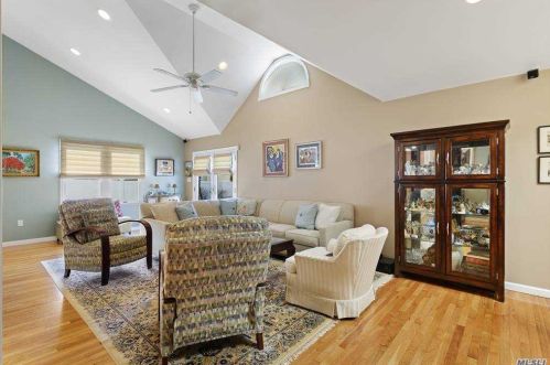 218 Woodsome Rd, Babylon NY 11702-3319 exterior