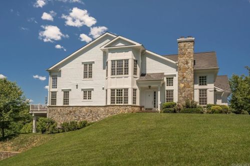 2 Shadow Tree Ln, Briarcliff NY 10510-2255 exterior