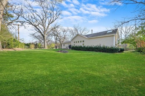 9006 Vine Ave, Bull Valley IL 60097-8243 exterior