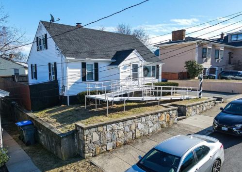 89 Wainwright St, Providence, RI 02908-1423