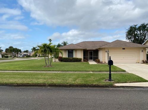 125 Bordeaux Cir, Naples, FL 34112-7162