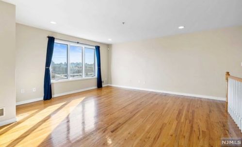 9 Legend Hills Dr, Edgewater NJ  07020-2123 exterior