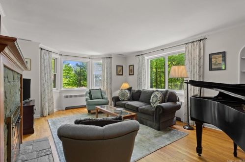 1 Elizabeth Pl, Armonk NY 10504-1428 exterior