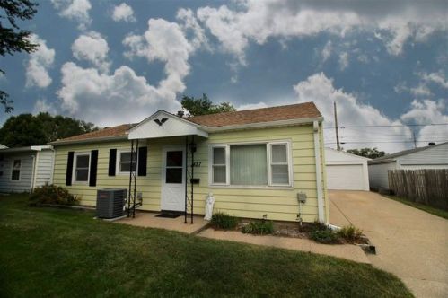 1427 Camden St, Pekin, IL 61554-2215