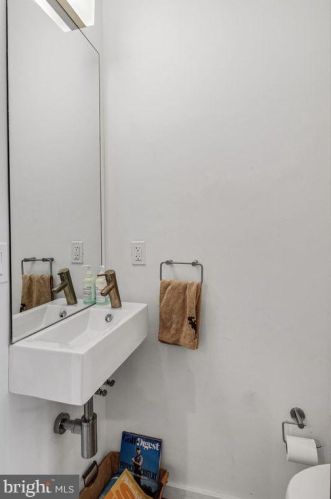 2106 Ellsworth St, Philadelphia PA 19146-2419 exterior