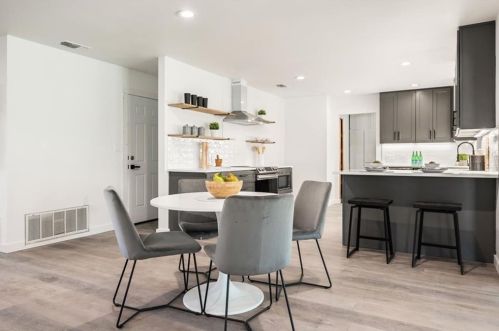 8902 Balcones Clb Dr, Austin TX 78750-3008 exterior