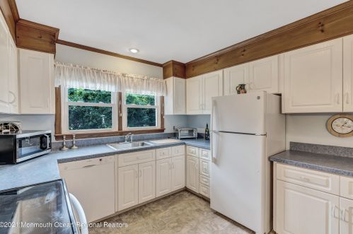 600 Edgemere Dr, Red Bank NJ 07711 exterior