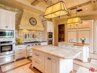 2374 Earls Ct, Los Angeles CA  90077-1345 exterior