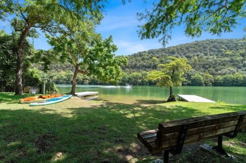 2209 Deleon Ct, Austin TX 78733-1629 exterior