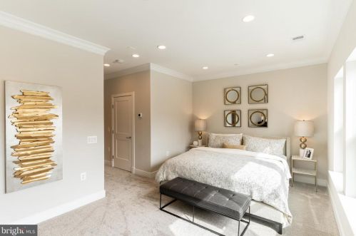 10272 Grosvenor Pl, Rockville MD 20852 exterior