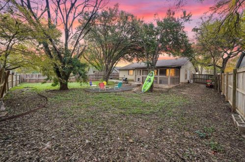 8408 Dixon Dr, Austin TX 78745-7515 exterior