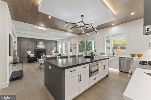 1327 Mayflower Dr, Mc Lean VA 22101-3405 exterior