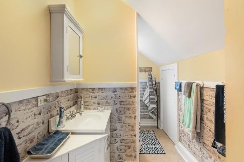 11 Hammond St, Middletown RI 02840-4034 exterior