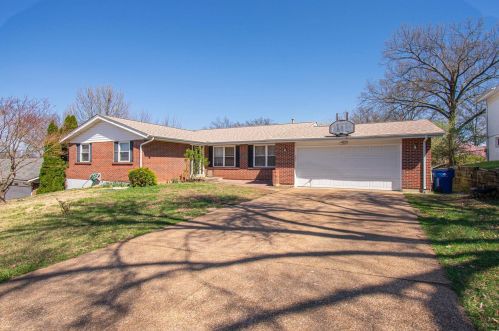 1242 Hyannis Dr, Saint Louis MO 63146-4639 exterior