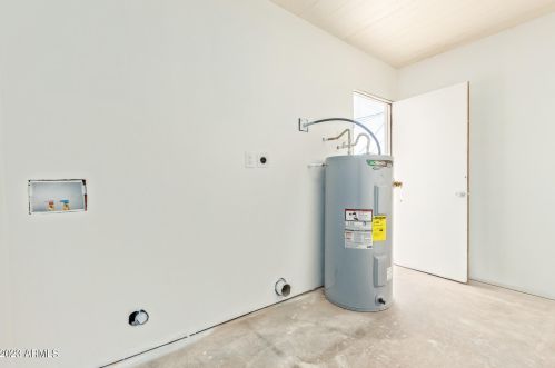 2925 42nd Ave, Phoenix AZ  85019-4323 exterior